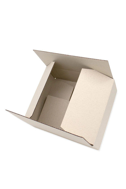 Karton klapowy z trawy - opakowanie wysyłkowe dla firm e-commece. Praktyczne pudełko ułatwiające pakowanie.